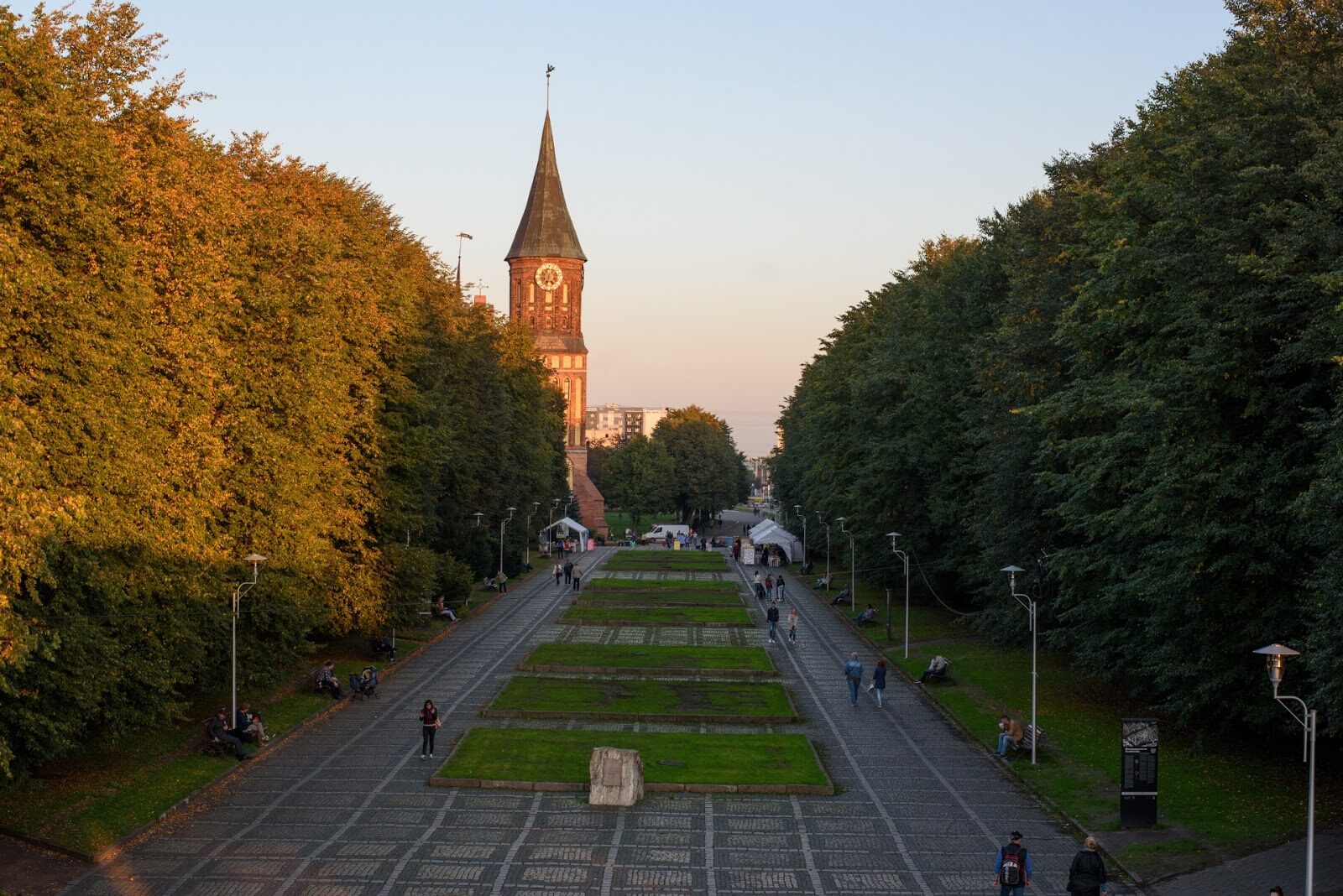 Парк у Кафедрального собора в Калининграде