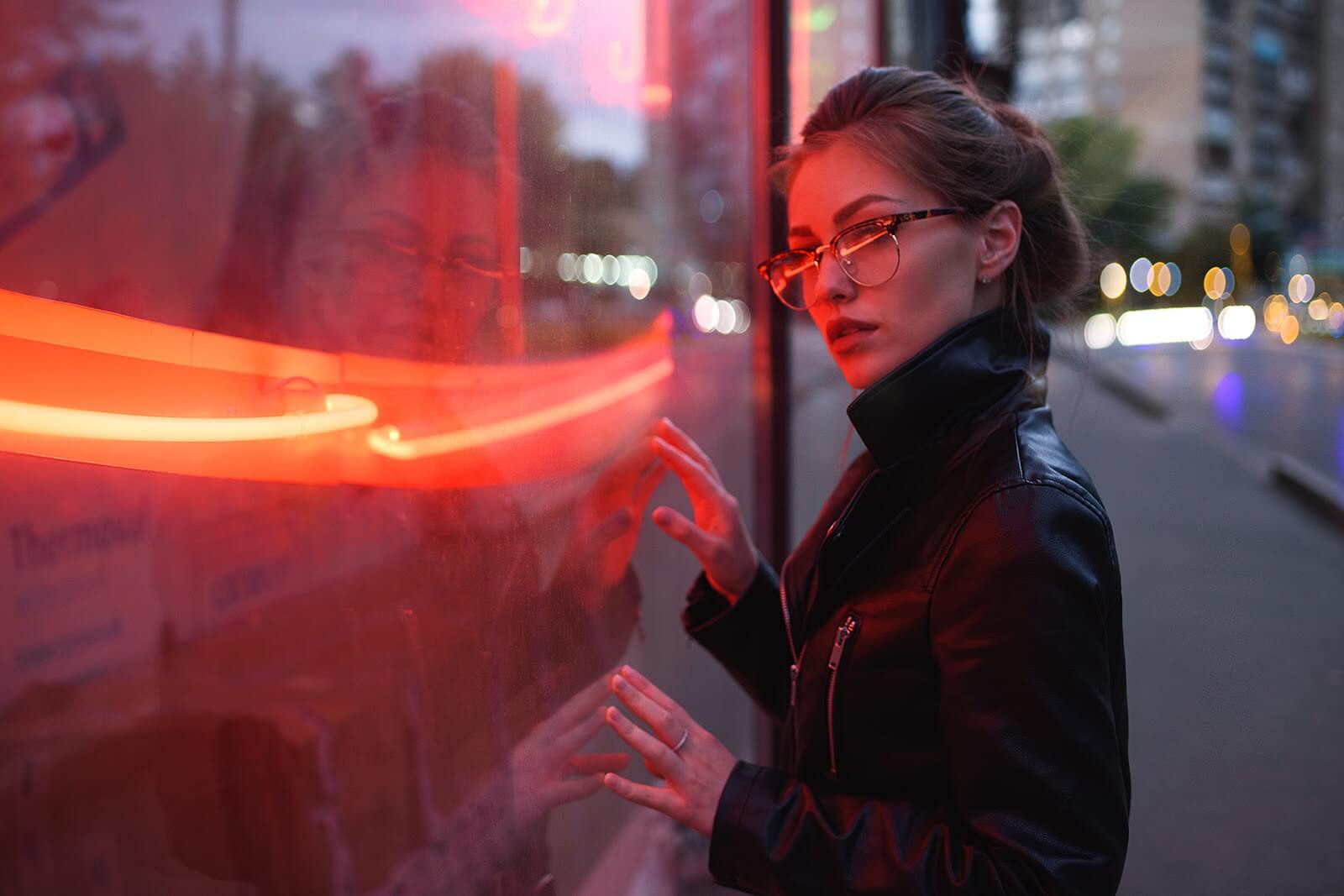 Городской портрет с неоновым светом. Александр Макушин